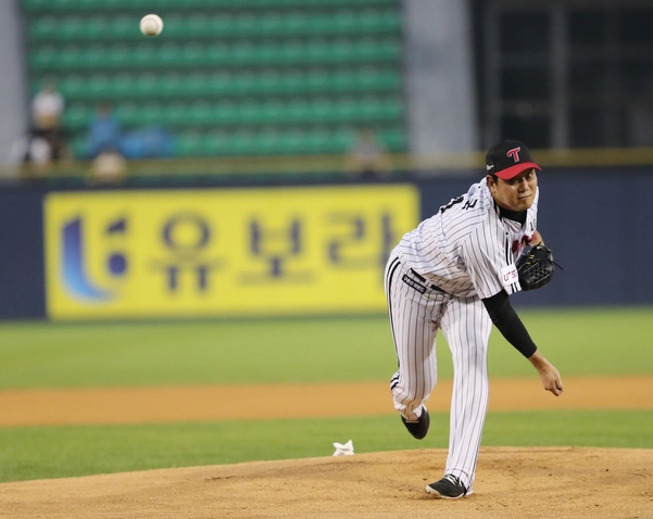 지난 21일 오후 서울 잠실야구장에서 열린 2019 프로야구 기아 타이거즈와 LG 트윈스의 경기에서 1회초 무사 상황 LG 류제국이 역투하고 있다. /연합뉴스