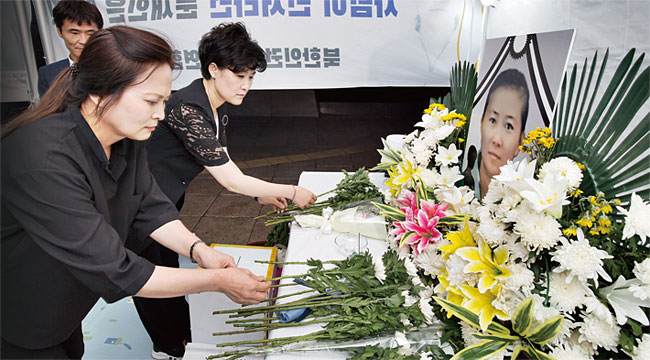 서울 광화문 교보빌딩 앞에 차려진 한성옥씨 모자 추모 분향소에서 지난 8월 17일 김정아 통일맘연합 대표(오른쪽), 윤미라 통일맘연합 사무국장(왼쪽) 등 탈북 여성이 분향을 하고 있다. photo 한준호 영상미디어 기자