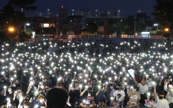 23일 오후 서울 성북구 고려대학교 중앙광장에서 학생들이 조국 법무부 장관 후보자 딸의 고려대 입학 과정에 대한 진상규명을 촉구하는 촛불집회를 열고 촛불 대신 휴대전화 불빛을 밝히고 있다. /연합뉴스