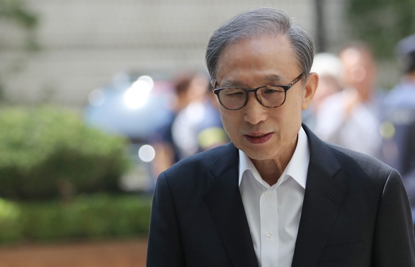 이명박 전 대통령이 23일 오후 서울 서초구 서울중앙지법에서 열린 속행공판에 출석하고 있다. /연합뉴스