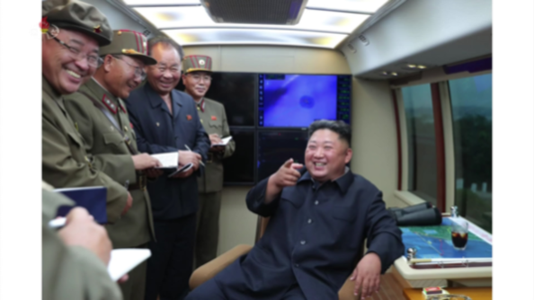 북한 조선중앙TV가 8월 11일 전날 함경남도 함흥 일대에서 실시한 2발의 단거리 발사체 발사 장면을 사진으로 공개했다. 북한 매체들은 김정은이 '새로운 무기가 나오게 되었다고 못내 기뻐하시며 커다란 만족을 표시하시였다'고 전했다./조선중앙TV