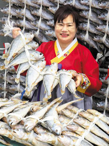 본가효굴비 문동식 사장의 부인 백형미 씨가 선물용으로도 훌륭한 부세 보리굴비를 보여주고 있다./본가효굴비 제공
