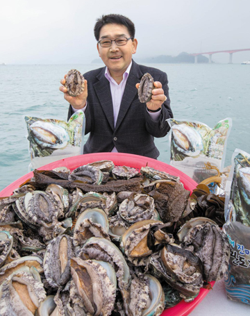 이승열 씨가 판매하는 전복은 물살이 센 청산도에서 자라 살이 두텁다./청정수산 제공