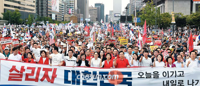 광화문서 文정권 규탄 집회 “조국 후보자 지명 철회하라” - 자유한국당 지도부와 의원, 당원 등이 지난 24일 서울 광화문광장에서 열린 ‘문재인 정권 규탄 집회’에 참석해 조국 법무부 장관 후보자 지명 철회를 촉구하며 행진하고 있다.