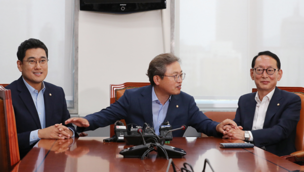 국회 법제사법위원회 간사인 바른미래당 오신환 의원(왼쪽부터), 더불어민주당 송기헌 의원, 자유한국당 김도읍 의원이 26일 국회 법사위 소회의실에서 조국 법무부 장관 후보자 인사청문회 일정 논의를 하고 있다./연합뉴스