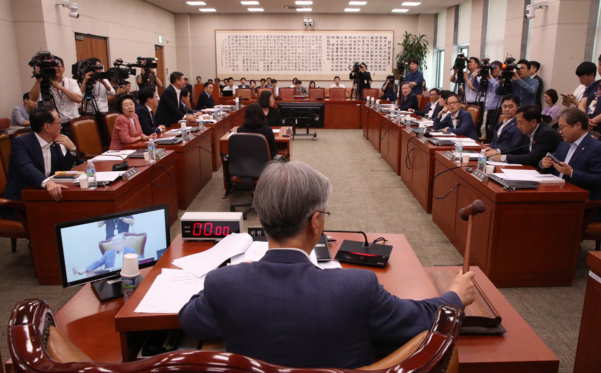 29일 국회에서 열린 법제사법위원회 전체회의에서 여상규 위원장(뒷모습)이 산회를 선포하고 있다. 이날 회의에서 자유한국당 의원들은 조 후보자의 가족을 불러야 한다고 주장했고, 더불어민주당에서는 가족을 증인으로 불러 인질극을 삼는 청문회는 해서는 안된다고 하면서 파행을 겪었다./연합뉴스