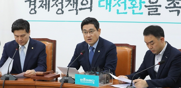 바른미래당 오신환(가운데) 원내대표가 3일 당 원내대책회의에서 발언하고 있다./연합뉴스