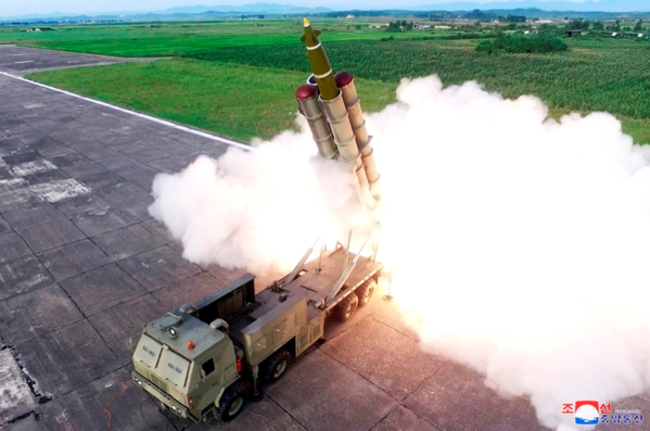  북한이 지난달 24일 발사한 '새로 연구 개발한 초대형 방사포'의 모습. 차륜형 발사대에서 발사됐다. /조선중앙통신·연합뉴스