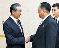 왕이(왼쪽) 중국 외교 담당 국무위원 겸 외교부장이 지난 2일 평양 만수대의사당에서 리용호 북한 외무상과 만나 악수하고 있다. 