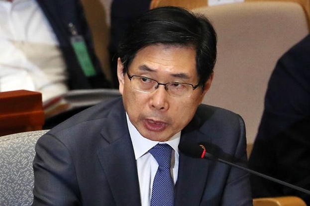 박상기 법무부 장관이 5일 국회에서 열린 예결위 전체회의에서 조국 법무부 장관 후보자 관련 의원 질의에 답변하고 있다. /뉴시스