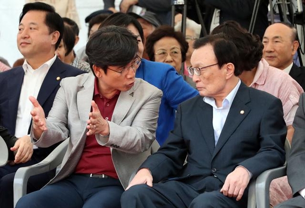 지난 4일 서울 종로구 원서동 노무현시민센터 건립부지에서 열린 기공식에서 유시민(앞줄 왼쪽) 노무현재단 이사장과 더불어민주당 이해찬 대표(앞줄 오른쪽)가 이야기하고 있다. 김두관(뒷줄 왼쪽 첫 번째) 의원도 앉아 있다. /연합뉴스