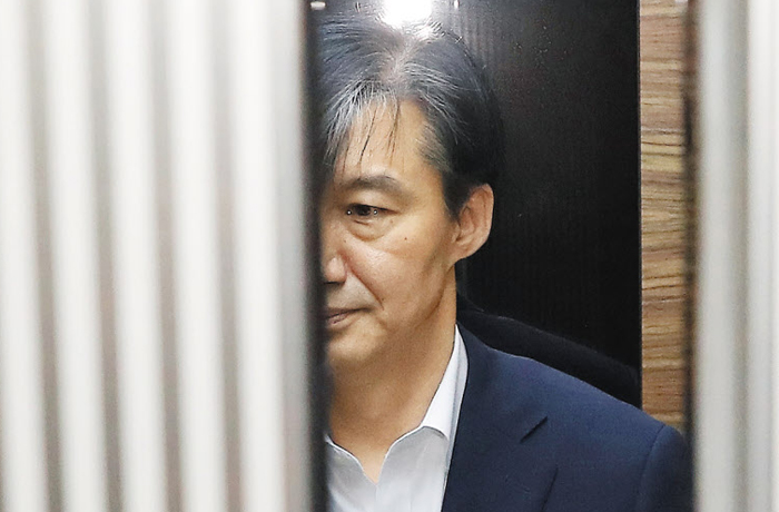 조국 법무부 장관 후보자가 국회 인사청문회를 하루 앞둔 5일 서울 종로구 적선 현대빌딩에 마련된 인사청문회 준비사무실로 출근하고 있다.