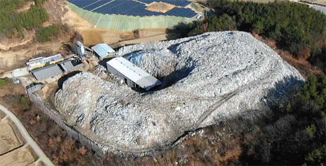지난해 11월 30일 경북 의성군 ‘쓰레기산’을 항공촬영한 사진. photo 연합