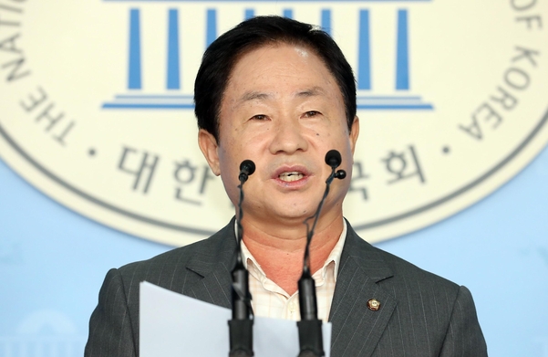 자유한국당 주광덕 의원이 지난 1일 오후 국회 정론관에서 기자회견을 열고 조국 법무부 장관의 딸이 고교 시절 아버지가 교수로 있는 서울대학교 법과대학에서 인턴을 했다며 특혜 의혹을 제기했다. /연합뉴스