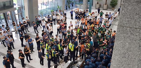 9ì¼ ì˜¤í›„ ë¯¼ì£¼ë…¸ì´ í†¨ê²Œì´íŠ¸ ë…¸ì¡°ì›ë“¤ì´ ê²½ë¶ ê¹€ì²œì‹œ í•œêµ­ë„ë¡œê³µì‚¬ ë³¸ì‚¬ ì ê±°ë¥¼ ì‹œë„í•˜ë©° ê²½ì°°ê³¼ ëŒ€ì¹˜ ì¤‘ì´ë‹¤. /í•œêµ­ë„ë¡œê³µì‚¬ ì œê³µ