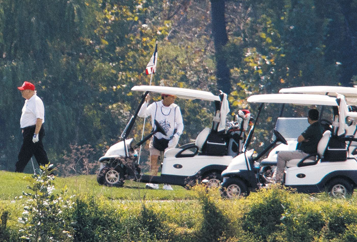 도널드 트럼프(왼쪽) 미 대통령이 지난 8일(현지 시각) 버지니아주 스털링에 있는 본인 소유의 트럼프 내셔널 골프장에서 골프를 치고 있다.