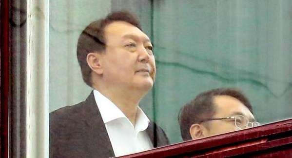 윤석열 검찰총장이 지난 9일 서울 서초구 대검찰청에서 점심 식사를 위해 식당이 위치한 별관으로 이동하고 있다. /연합뉴스