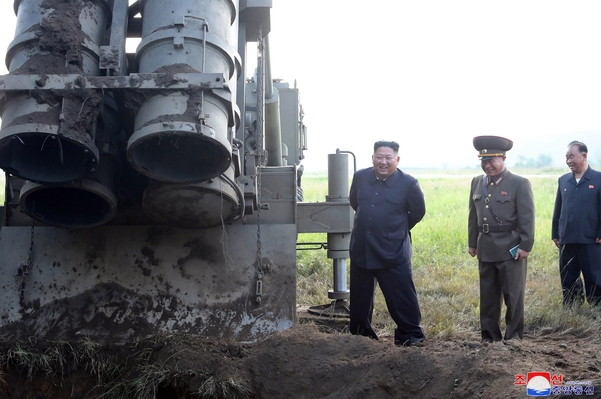북한이 지난 10일 김정은 국무위원장 지도 하에 초대형 방사포 시험사격을 다시 했다고 북한 매체들이 11일 보도했다. 발사관 후면 역시 4개 중 3개가 열려있다./연합뉴스, 조선중앙통신