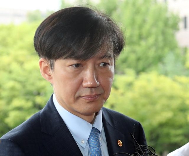 조국 법무부 장관이 11일 오전 경기도 정부과천청사로 출근하며 기자들의 질문을 듣고 있다. /연합뉴스
