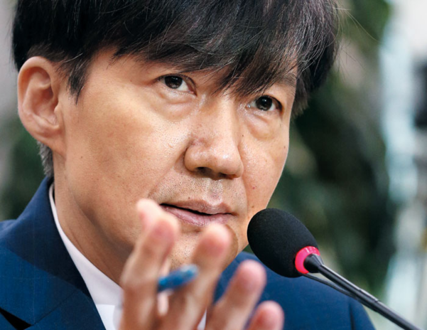 조국 법무장관이 지난 6일 국회에서 열린 인사청문회에서 법사위원들의 질의에 답하고 있다. /남강호 기자