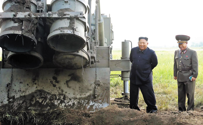 북한 김정은 국무위원장이 지난 10일 초대형 방사포 시험 사격을 현지 지도하는 사진을 조선중앙TV가 11일 보도했다. 이동식 발사 차량에 탑재된 4개의 발사관 중 3개 발사관 하단부 덮개가 열려 있는 모습이 보인다. 
