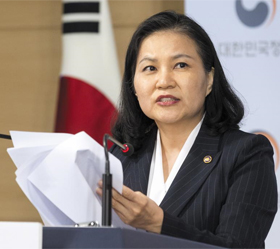유명희 통상교섭본부장이 11일 정부서울청사에서 “일본이 지난 7월 시행한 수출 제한 조치에 대해 WTO에 제소한다”고 발표하고 있다.