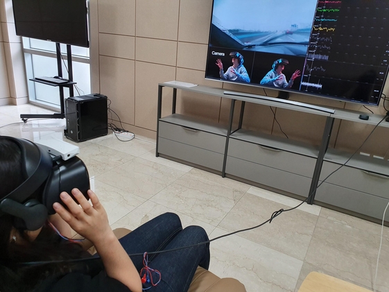 길병원에서 VR 기기를 통해 트라우마 치료 프로그램을 테스트하는 모습. /길병원 제공