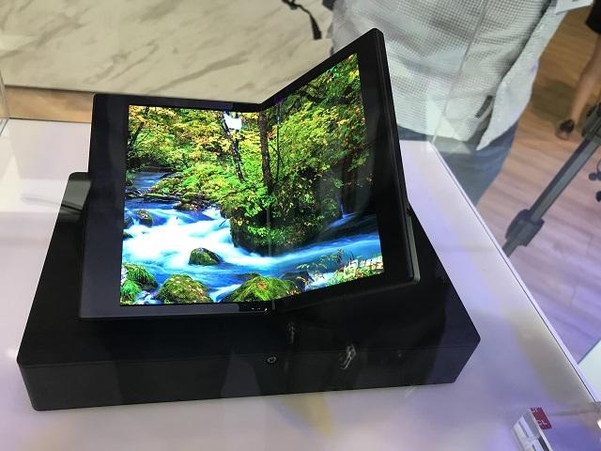TCL이 올 9월 ‘IFA 2019’에서 공개한 폴더블폰 시제품./설성인 기자