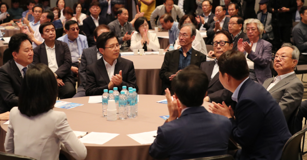 27일 오전 서울 프레스센터에서 열린 '대한민국 위기극복 대토론회 '야권 통합과 혁신의 비전' 행사장에 참석한 자유한국당 황교안 대표(왼쪽 둘째). 맨 왼쪽은 원희룡 제주지사, 황 대표 오른쪽은 박찬종 전 의원, 박관용 전 국회의장.