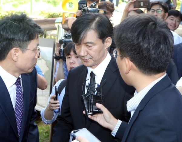 조국 법무부 장관이 14일 오전 부산 기장군 부산추모공원에 안장된 고 김홍영 전 검사 묘소에 참배한 뒤 차량에 탑승하고 있다. /연합뉴스