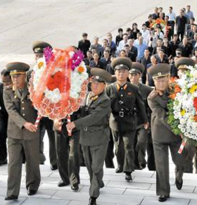 지난 13일 추석을 맞아 북한 군·당 간부들이 평양 대성산의 대성산혁명열사릉에 화환을 놓고 있다.