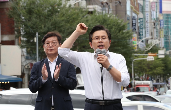 지난 11일 인천시 부평구 '부평 문화의 거리' 앞에서 열린 자유한국당 '살리자! 대한민국 문재인 정권 순회 규탄대회'에서 황교안 대표가 발언하고 있다./연합뉴스