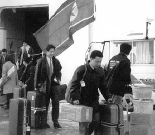 지난 1996년 북한여행후 일본의 연안 니가타항에 정박한 북한 고급유람선 만경봉호에서 짐들고 내리는 조총련계 사람들./연합뉴스