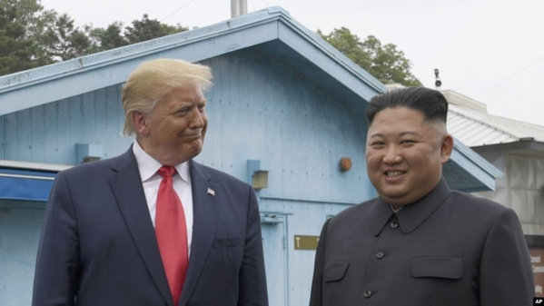 지난 6월 30일 판문점에서 만난 도널드 트럼프(왼쪽) 미국 대통령과 김정은 북한 국무위원장. /AP