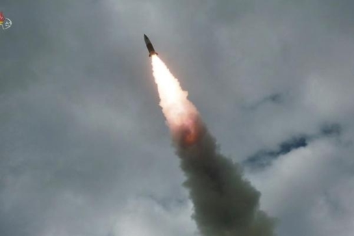 지난 8월 16일 '북한판 에이태킴스'로 불리는 단거리 탄도미사일이 표적을 향해 비행하고 있다/연합뉴스美국방차관 '北미사일 방어와 공격 역량 통합…원점 타격 가능”