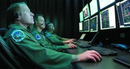  미군 공군 사이버전 담당 장교들이 컴퓨터로 해커 침입을 저지하는 훈련을 하고 있다. /조선DB