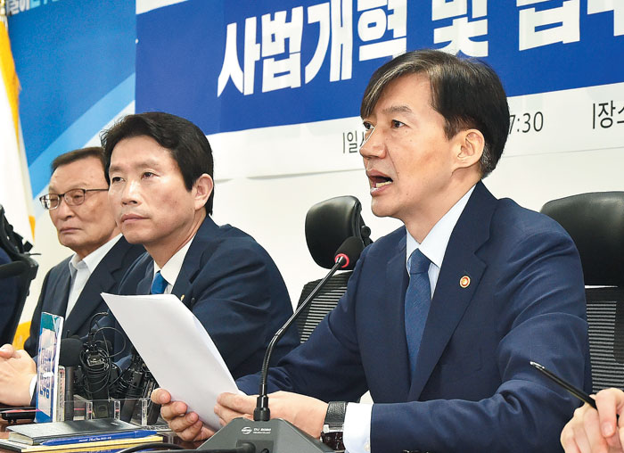 조국 법무부 장관이 18일 오전 국회 의원회관에서 열린 '사법 개혁 및 법무 개혁 당정협의'에 참석해 인사말을 하고 있다.