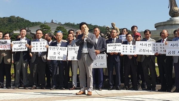 19일 오전 11시 청와대 분수대 앞에서 조국 법무부 장관 퇴진을 요구하는 시국선언에 참여한 김이섭 국제한국학연구소 교수가 발언하고 있다. /최지희 기자