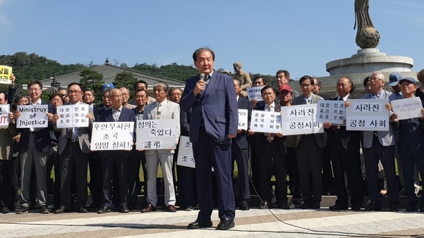 19일 오전 11시 청와대 분수대 앞에서 조국 법무부 장관 퇴진을 요구하는 시국선언에 참여한 김형국 중앙대 정치국제학과 교수가 발언하고 있다. /최지희 기자