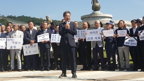 19일 오전 11시 청와대 분수대 앞에서 조국 법무부 장관 퇴진을 요구하는 시국선언에 참여한 서정해 경북대 경영학부 교수가 발언하고 있다. /최지희 기자