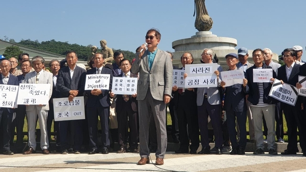 19일 오전 11시 청와대 분수대 앞에서 조국 법무부 장관 퇴진을 요구하는 시국선언에 참여한 김정탁 성균관대 미디어커뮤니케이션학과 교수가 발언하고 있다. /최지희 기자