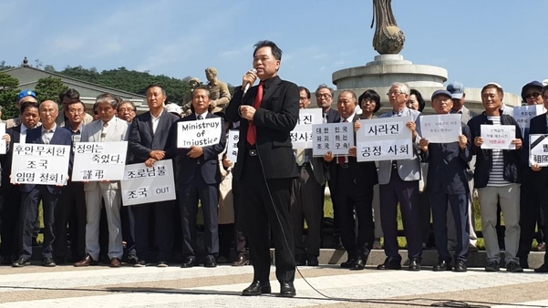 19일 오전 11시 청와대 분수대 앞에서 조국 법무부 장관 퇴진을 요구하는 시국선언에 참여한 김성진 부산대 한문학과 교수가 발언하고 있다. /최지희 기자