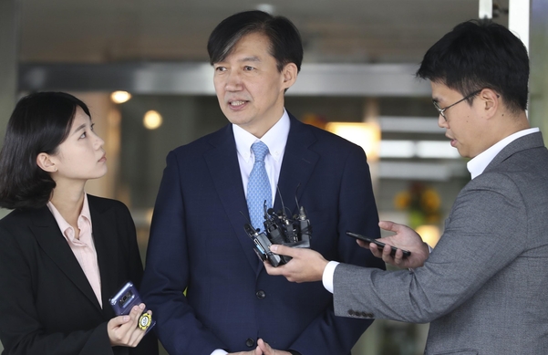 조국 법무장관이 20일 의정부지검에서 ‘검사와의 대화’를 마치고 나와 기자들의 질문에 답하고 있다. /뉴시스