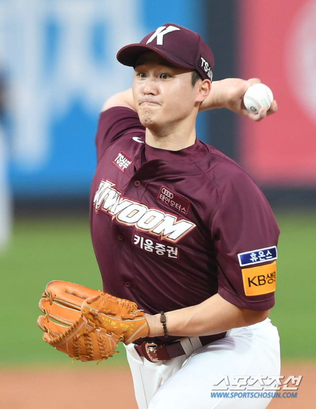 2019 KBO리그 KT위즈와 키움히어로즈의 경기가 21일 수원KT위즈파크에서 열렸다. 키움 선발투수 최원태가 KT타선을 상대하고 있다. 수원=최문영 기자 deer@sportschosun.com /2019.08.21/