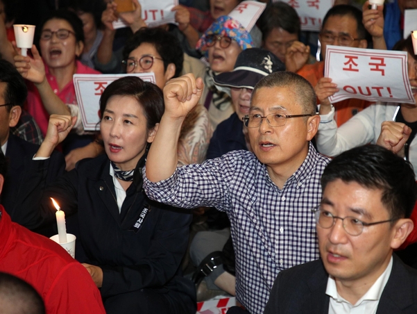 20일 오후 부산 부산진구 서면 거리에서 열린 '조국 파면 부산시민연대 촛불집회'에서 자유한국당 황교안 대표와 나경원 원내대표가 구호를 외치고 있다/연합뉴스