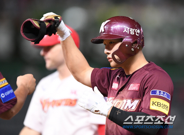 11일 인천 SK행복드림구장에서 KBO리그 SK 와이번스와 키움 히어로즈의 경기가 열렸다. 3회 키움 김하성이 2타점 적시타를 날렸다. 1루에서 손을 들어보이고 있는 김하성. 인천=송정헌 기자 songs@sportschosun.com/2019.09.11/