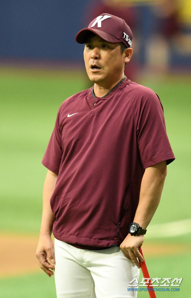 키움 히어로즈와 LG 트윈스의 2019 KBO 리그 경기가 12일 고척스카이돔에서 예정된 가운데 양팀 선수단이 훈련을 펼쳤다. 키움 장정석 감독이 훈련을 지켜보고 있다. 고척돔=허상욱 기자 wook@sportschosun.com/2019.09.12/