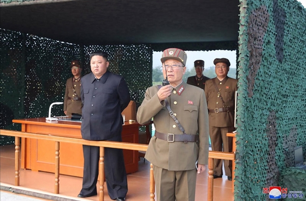 북한이 지난 10일 김정은 국무위원장 지도 하에 초대형 방사포 시험사격을 했다고 조선중앙통신이 11일 보도했다./연합뉴스·조선중앙통신