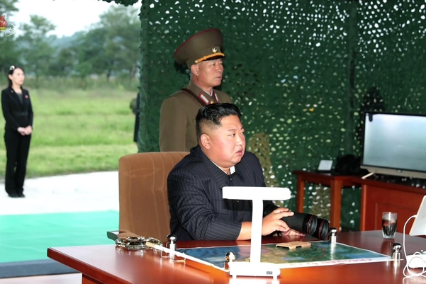 북한이 지난 10일 김정은 국무위원장 지도 하에 초대형 방사포 시험사격을 했다고 북한 매체들이 11일 보도했다. 조선중앙TV가 공개한 김 위원장과 간부들의 현지 지도 모습./연합뉴스·조선중앙TV