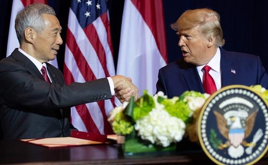  도널드 트럼프 미국 대통령이 23일 뉴욕에서 리셴룽 싱가포르 총리를 만나 악수를 나누고 있다. /AFP 연합뉴스